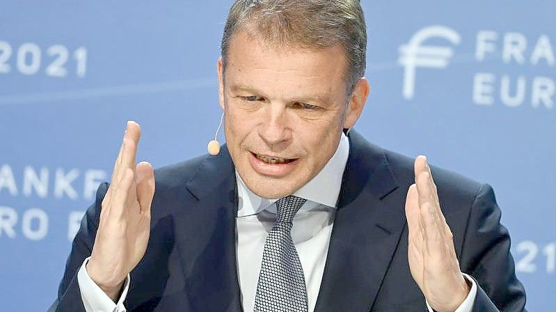 Christian Sewing, Vorstandsvorsitzender der Deutschen Bank, spricht auf der Bankenkonferenz „Frankfurt Euro Finance Summit 2021“ im Frankfurter Hilton Hotel. Foto: Arne Dedert/dpa