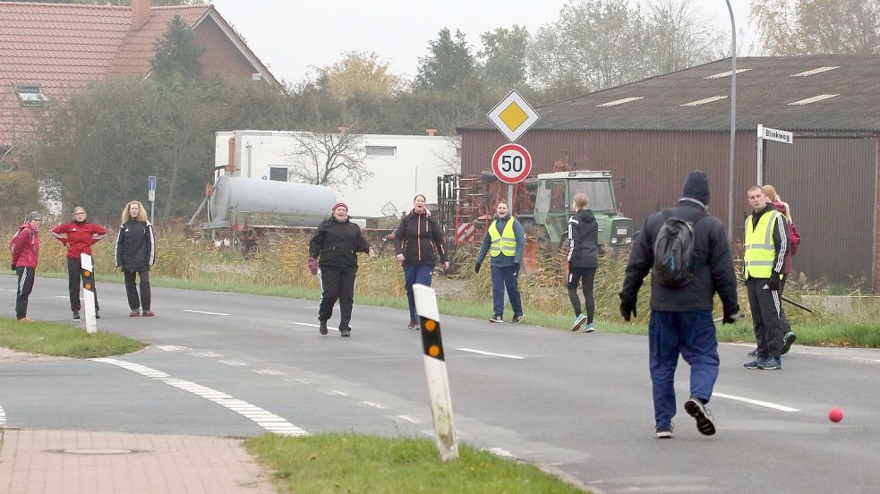 Die Boßeler vom Boßelverein KBV „Hier up an“ Spekendorf brauchen finanzielle Unterstützung von der Stadt Aurich. Foto: Wilfried Gronewold