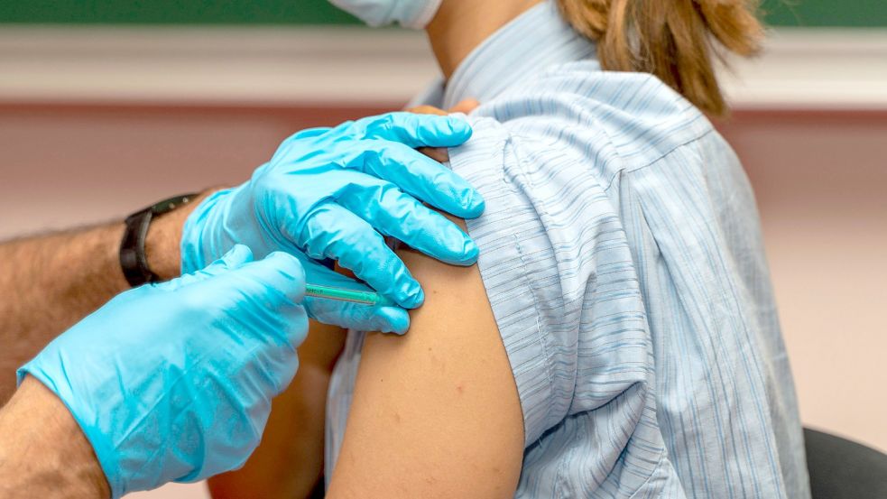 Spritze gegen die Infektion mit SARS-CoV-2: Wird die Impfung bald Voraussetzung für den Besuch in der Arztpraxis? (Symbolbild) Foto: imago-images/Varvara Smirnova