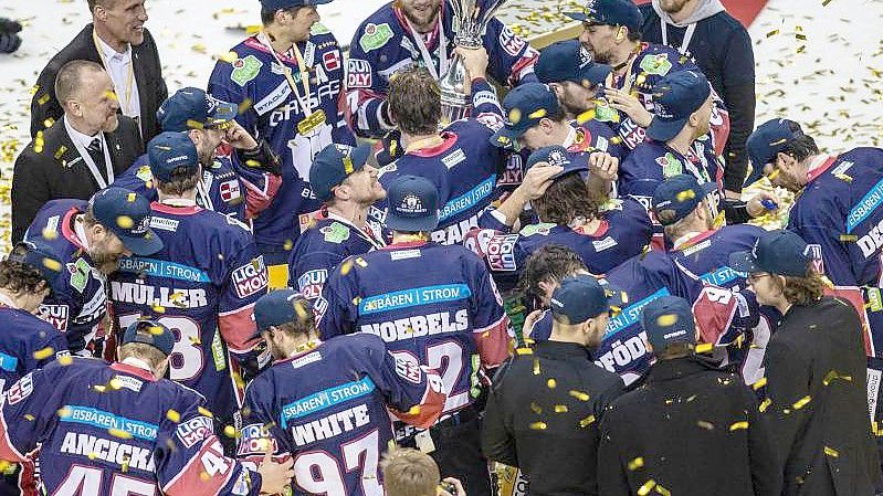 Die Eisbären Berlin wollen ihren DEL-Titel verteidigen. Foto: Andreas Gora/dpa