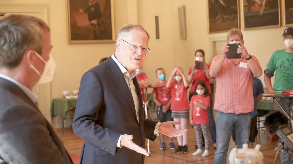 Stephan Weil (Mitte) sagte, dass er ein bisschen neidisch sei, wenn Menschen angeregt Plattdeutsch sprechen. Foto: Romuald Banik