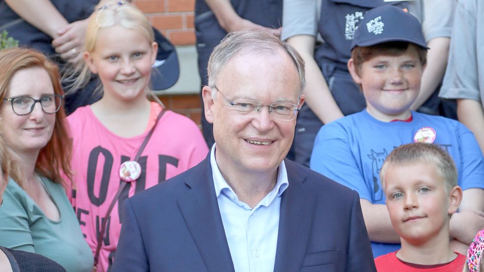 Lehrerin Traute Hartmann (links) kam unter anderem mit Mia (Zweite von links) und Kilian (Zweiter von rechts) zur Veranstaltung mit dem Ministerpräsidenten. An der Realschule Aurich ist die Nachfrage nach Plattdeutschunterricht riesig, wie sie sagte. Foto: Romuald Banik