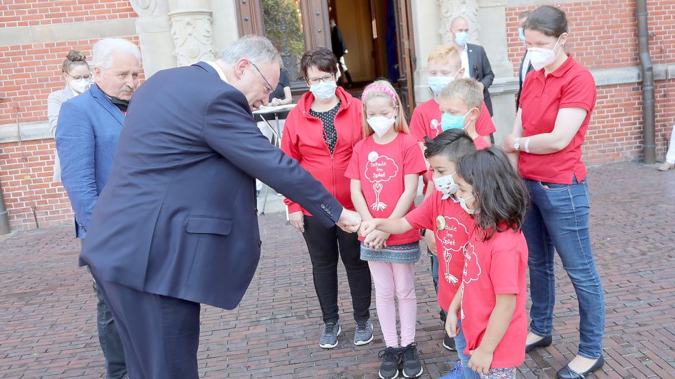 Die Kinder von der Grundschule im Spiet bildeten das Empfangskomitee für den Landesvater. Foto: Romuald Banik