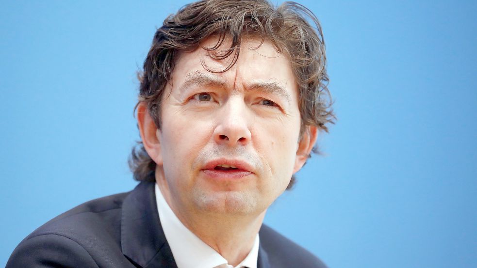 Wie wäre die Pandemie ohne Hoffnung auf einen Impfstoff verlaufen? Christian Drosten zeichnet im Podcast „Coronavirus-Update“ ein düsteres Bild. Foto: Fabrizio Bensch/dpa