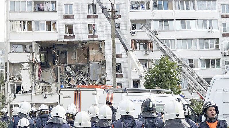 Rettungskräfte am Ort der Gasexplosion in Noginsk. Foto: Maxim Marmur/AP/dpa