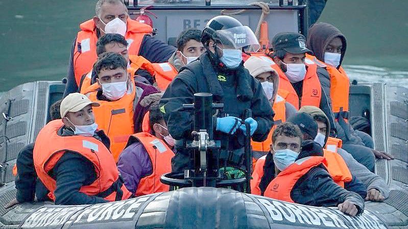 Nach einem Zwischenfall im Ärmelkanal bringen Grenzschutzbeamte Migranten in den Hafen von Dover. Foto: Gareth Fuller/PA Wire/dpa