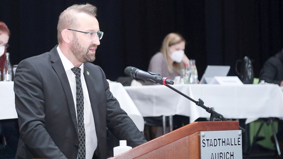 CDU-Fraktionschef Sven Behrens bei einer Rede im Auricher Kreistag. Der Polizeibeamte kritisiert den Umgangston im Kommunalparlament. Archivfoto: Romuald Banik