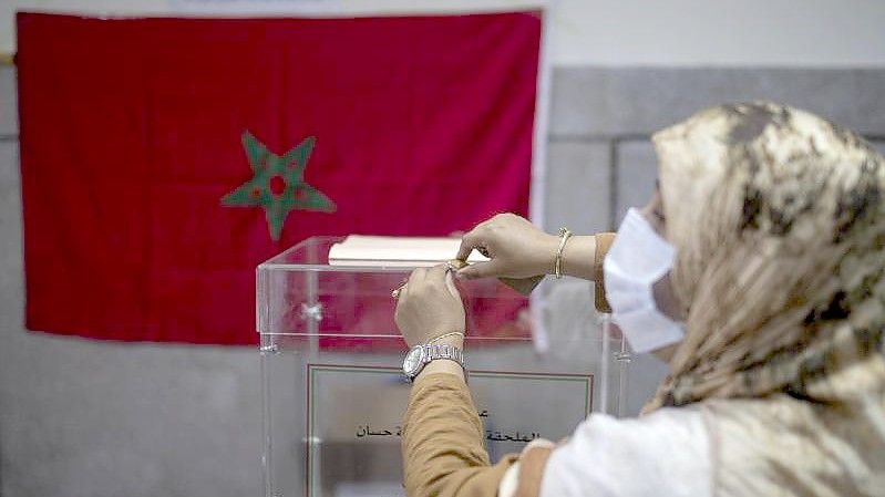 Eine Wahlhelferin wartet in einem Wahllokal auf die Ankunft von Wählern. Foto: Mosa'ab Elshamy/AP/dpa