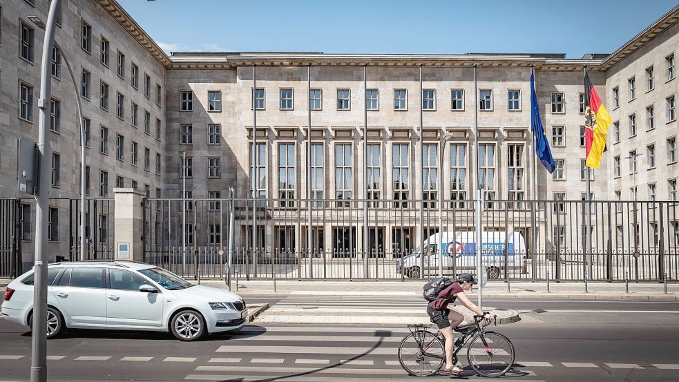 Beamte der Stastanwaltschaft Osnabrück rückten heute im Im Bundesfinanzministerium Berlin an; im Fokus der Ermittlungen steht die beim Zoll angesiedelte Financial Intelligence Unit (FIU). Foto: imago images/Jürgen Ritter
