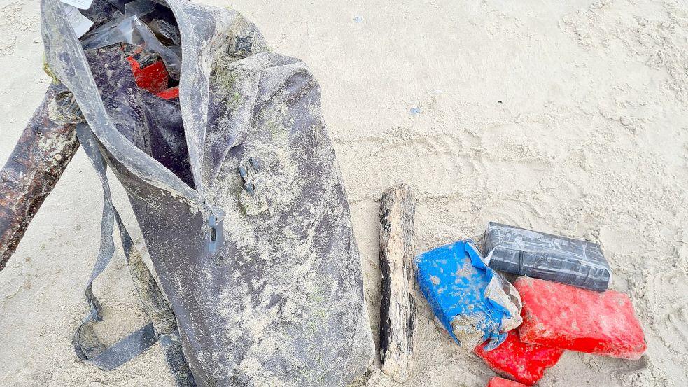 Am Nordstrand von Baltrum wurde ein Seesack mit einer großen Menge Kokain angespült. Foto: Alexander Gutbier-Wach