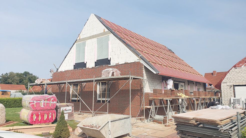 Das Haus der Familie Graver in Berumerfehn war wohl am schlimmsten vom Tornado getroffen worden. Stück für Stück wird es nun wieder aufgebaut. Foto: Rebecca Kresse
