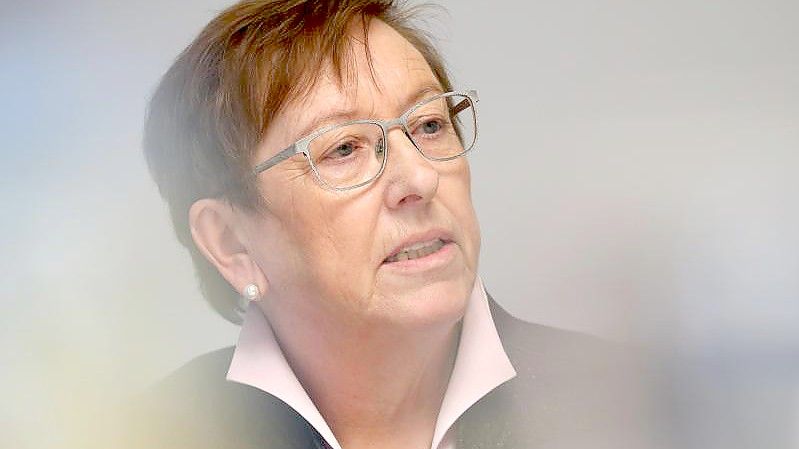 Elisabeth Mette, frühere Präsidentin des Bayerischen Landessozialgerichts, stellt die Ergebnisse der Untersuchung von Missbrauchsfällen in zwei Kinderheimen der Diözese Augsburg vor. Foto: Karl-Josef Hildenbrand/dpa