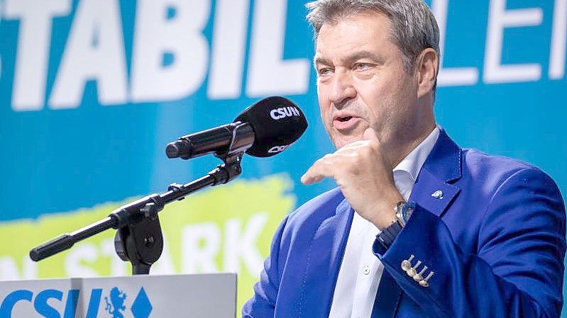 Markus Söder spricht während der CSU-Stadiontour im Max-Morlock-Stadion. Foto: Daniel Karmann/dpa