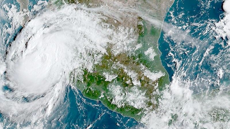 Der Sturm „Olaf“ ist als Hurrikan der Stärke zwei in Mexiko auf Land getroffen. Foto: Uncredited/NOAA/dpa