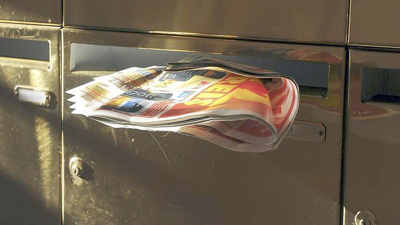 Wurfsendungen in einem Briefkasten. Foto: Jens Kalaene/dpa-Zentralbild/dpa