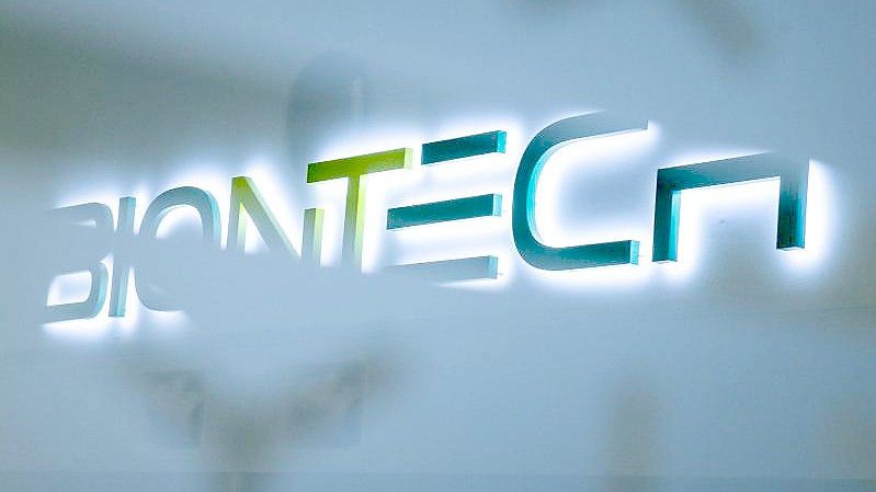 Das Logo der Firma Biontech am Produktionsstandort in Marburg. Foto: Boris Roessler/dpa