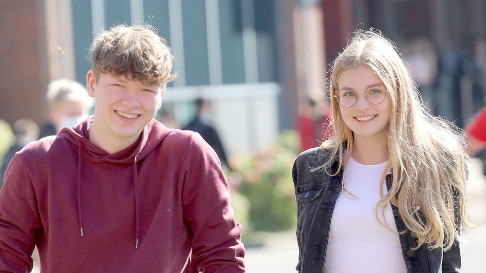 Tebbe Ubben und Pia Jacobs organisieren zusammen mit Mitschülern die erste Blutspende-Aktion am Gymnasium Ulricianum. Foto: Romuald Banik
