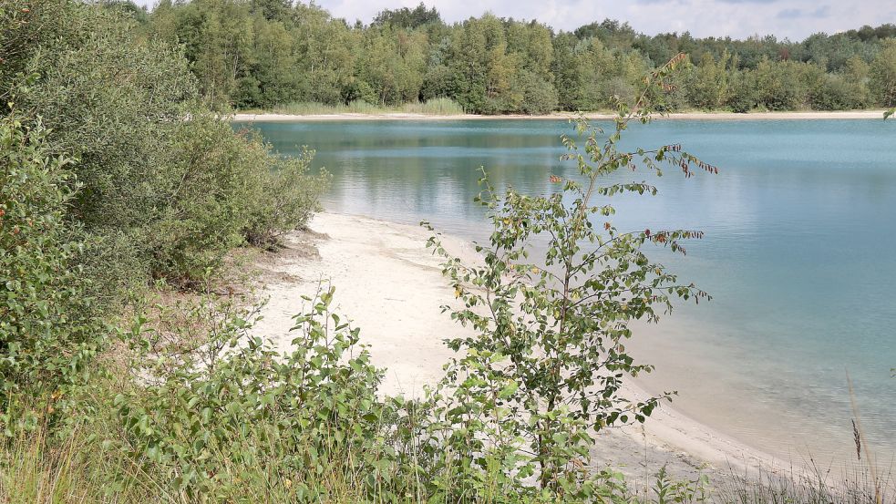 Wegen seiner idyllischen Lage und dem glasklaren Wasser lockt der See im Berumerfehner Moor jeden Sommer Badegäste an. Dagegen wehren sich jedoch Naturschützer. Archivfoto: Karin Böhmer