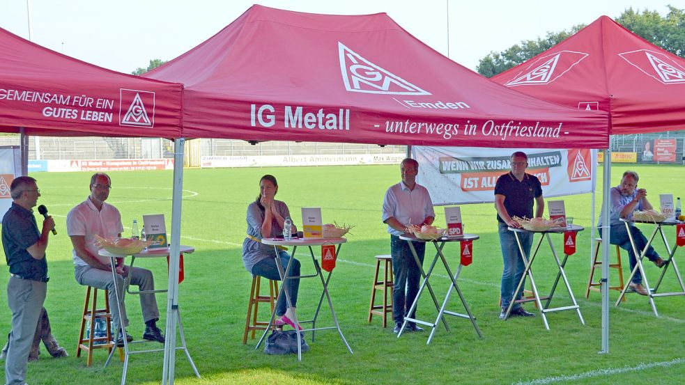 Ungewöhnlicher Ort für eine Debatte: Auf dem Grün des Ostfriesland-Stadions nahmen (von rechts) Dr. Joachim Kleen (CDU), Friedrich-Bernd Albers (Linke), Johann Saathoff (SPD), Sarah Buss (FDP) und Stefan Maas (Grüne) Platz. Kommentiert wurden die Aussagen von IG Metall-Vorstandsmitglied Christoph Ehlscheid. Foto: Aiko Recke