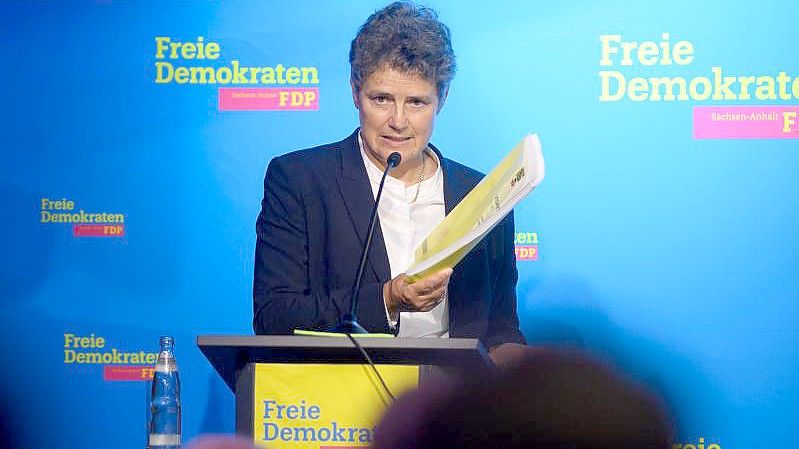 Lydia Hüskens, Vorsitzende der FDP Sachsen-Anhalt, spricht auf dem Landesparteitag in Magdeburg zu den Delegierten und zeigt den Koalitionsvertrag. Foto: Klaus-Dietmar Gabbert/dpa-Zentralbild/dpa