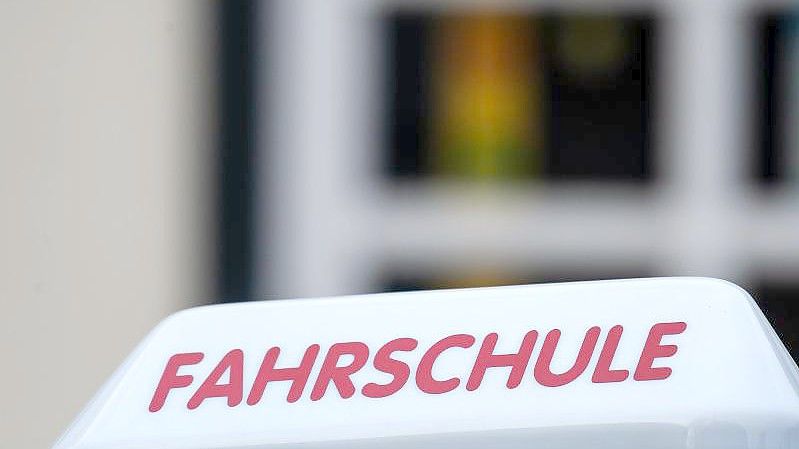 Fahrschulen werben auf ihrem umkämpften Markt nach Ansicht von Wettbewerbshütern nicht immer mit korrekten Aussagen. Foto: Swen Pförtner/dpa