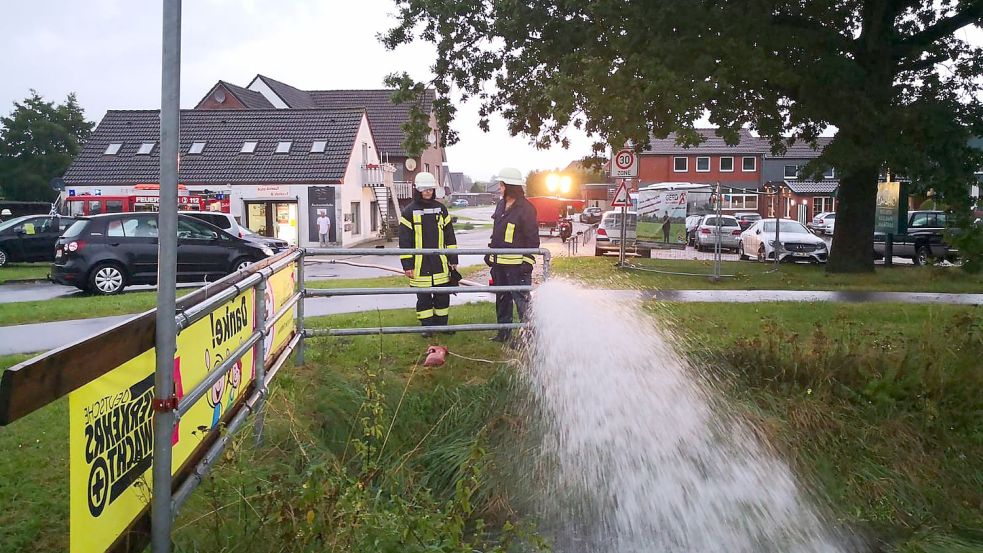 Im Bereich des Friesenweges pumpte die Feuerwehr das Wasser in einen Graben. Foto: Karin Böhmer