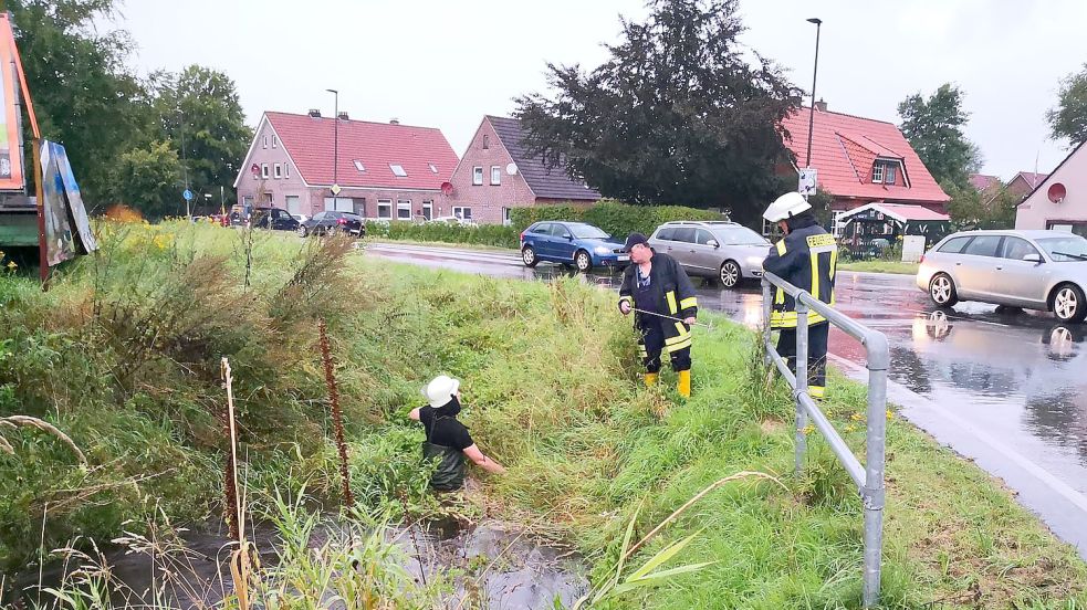 Voller Einsatz war gefragt, wenn die Helfer Gräben und Durchlässe von Bewuchs und Unrat berfreien mussten. Foto: Karin Böhmer