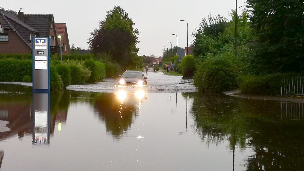 Der Kirchenweg in Moordorf glich am Abend einem See. Goto: Karin Böhmer