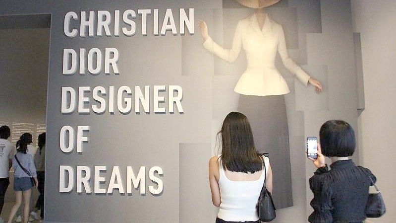 Welch ein Eingang: zu Ehren des französischen Mode-Designers Dior öffnet die Ausstellung in New York. Foto: Christina Horsten/dpa