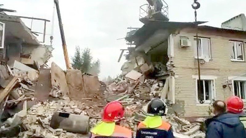 Das Standbild aus einem Video des russischen Katastrophenschutzministeriums zeigt Rettungskräfte vor einem nach einer Gasexplosion zerstörten zweistöckigen Wohnhaus. Foto: Katastrophenschutzministerium/Sputnik/dpa