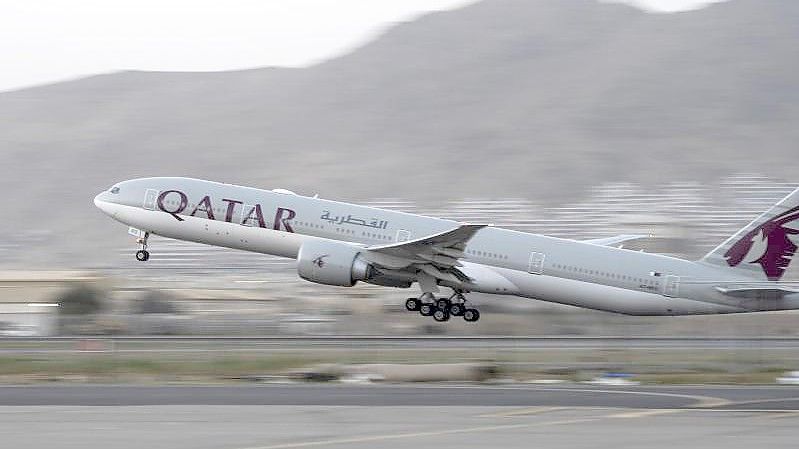 Ein Flugzeug der Fluggesellschaft Qatar Airways hebt am Flughafen in Kabul ab. Foto: Bernat Armangue/AP/dpa