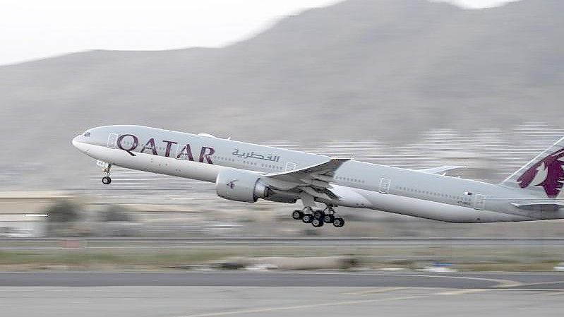 Ein Flugzeug der Fluggesellschaft Qatar Airways hebt am Flughafen in Kabul ab. Foto: Bernat Armangue/AP/dpa