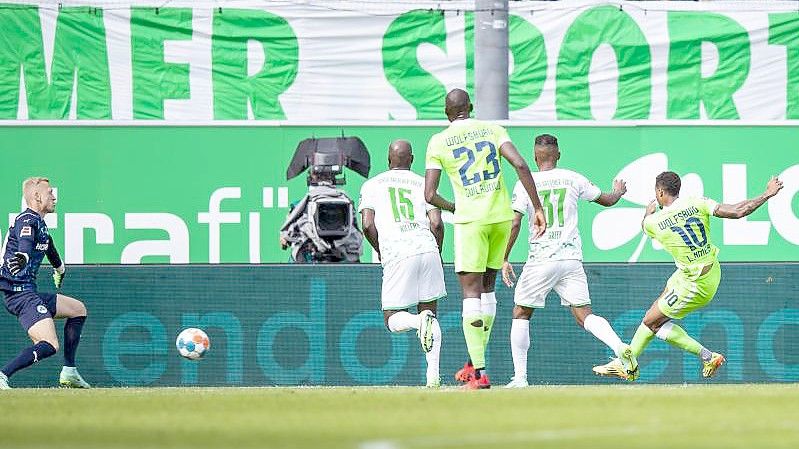 Wolfsburgs Lukas Nmecha (r) schießt den Ball zur Führung ins Tor. Foto: Tom Weller/dpa
