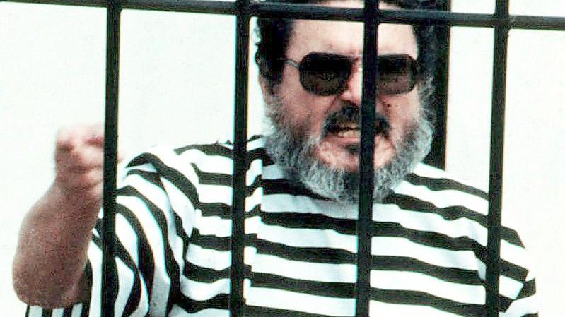Im September 1992 schreit Abimael Guzman, der Gründer und Anführer der Guerillabewegung Leuchtender Pfad, in einer Gefängniszelle, nachdem er in Lima, Peru, gefangen genommen wurde. Foto: Str/AP/dpa