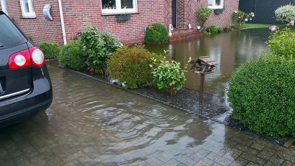 Im Mittelweg standen ganze Grundstücke unter Wasser. Das Wasser sprudelte aus den Gullys hoch. Foto: Karin Böhmer