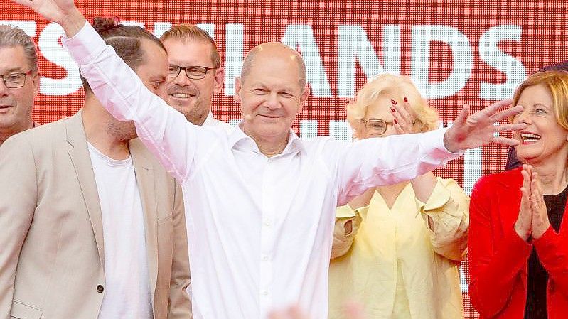 Olaf Scholz und die SPD liegen in einer Umfrage nun sechs Prozentpunkte vor der Union. Foto: Joachim Ackermann/View/dpa