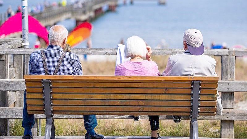 Rentner in Deutschland erwartet im kommenden Jahr eine „ordentliche“ Erhöhung ihrer Bezüge. Foto: Jens Büttner/dpa-Zentralbild/dpa