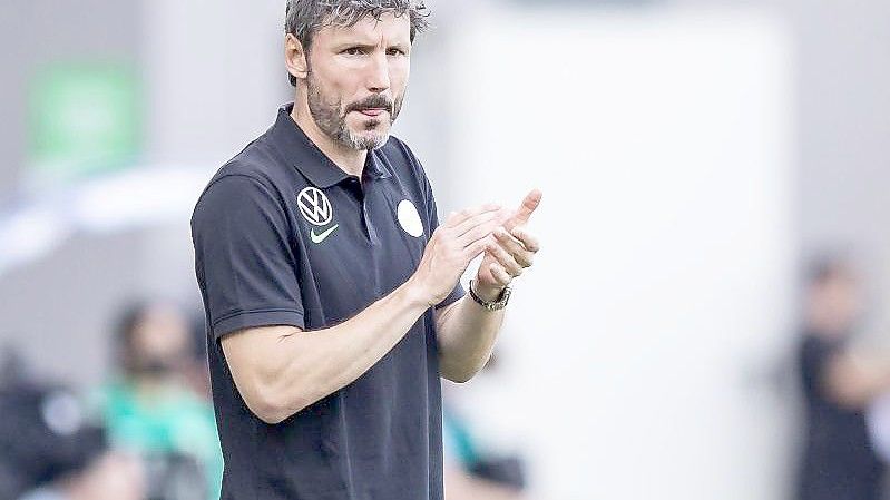 Trainer Mark van Bommel führte den VfL Wolfsburg an die Spitze. Foto: Tom Weller/dpa