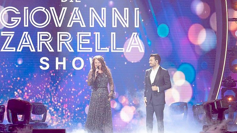 Die britische Sopranistin Sarah Brightman und der Sänger Giovanni Zarrella stehen in der "Giovanni Zarrella Show" gemeinsam auf der Bühne. Foto: Sascha Baumann/ZDF/dpa