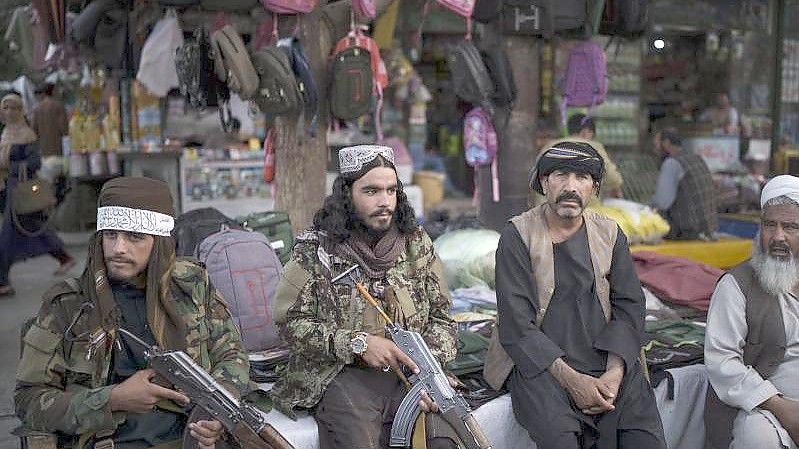 Bewaffnete Taliban-Mitglieder auf einem lokalen Markt in Kabul. Foto: Felipe Dana/AP/dpa