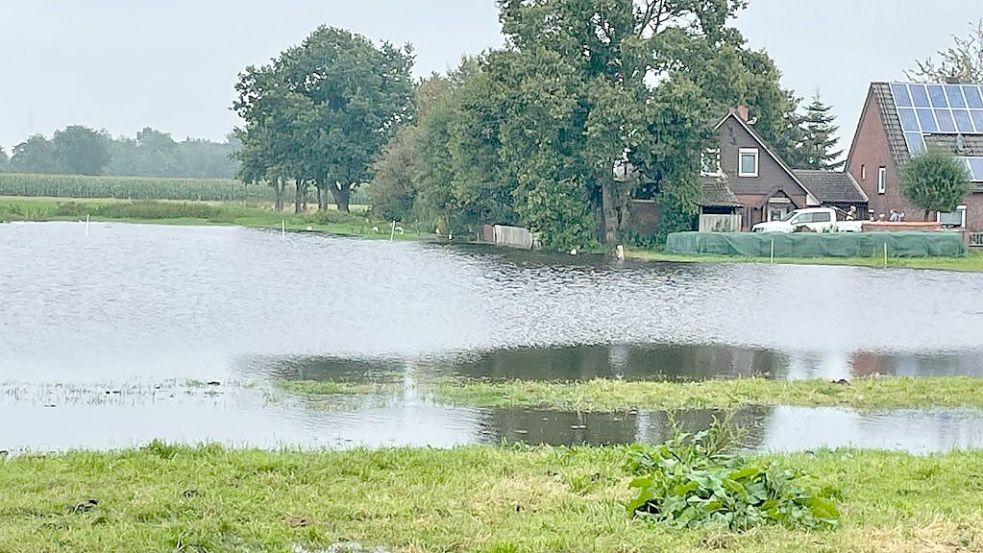 Eine Weide war vollgelaufen, das Wasser bedrohte auch das Wohnhaus daneben. Foto: Feuerwehr Ochtelbur