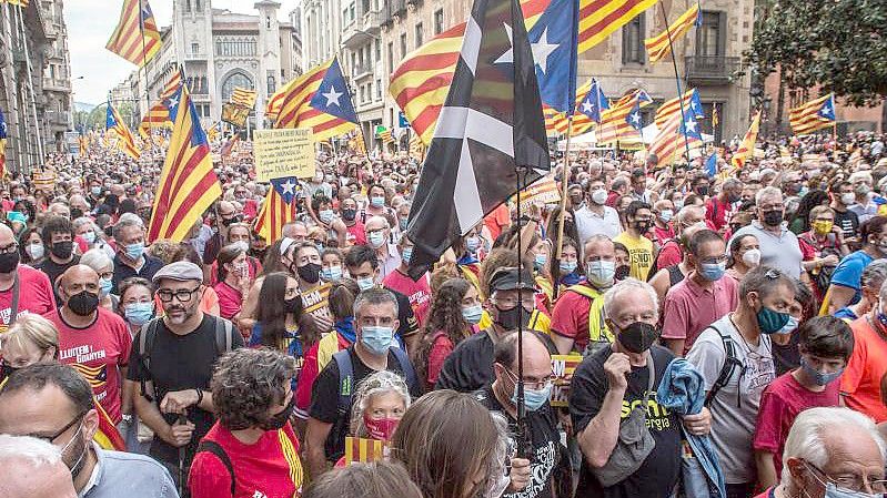 Demonstranten halten die katalanische Unabhängigkeitsfahne in die Höhe. Foto: Thiago Prudencio/DAX via ZUMA Press Wire/dpa