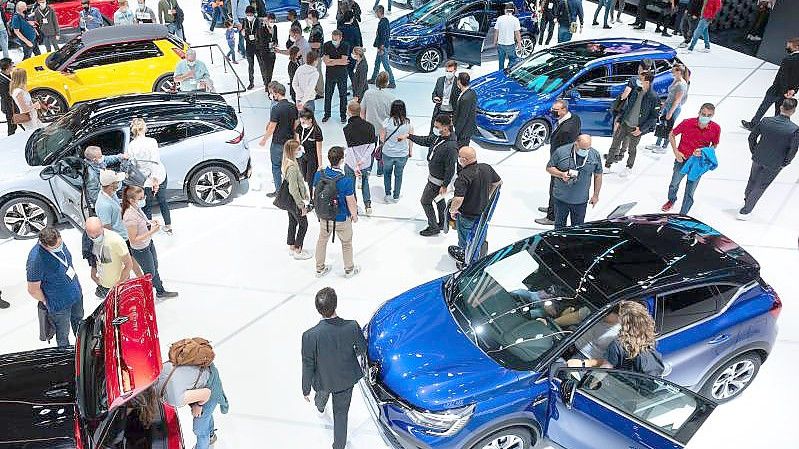 Messebesucher während der Internationalen Automobil-Ausstellung am Stand von Renault. Foto: Sven Hoppe/dpa