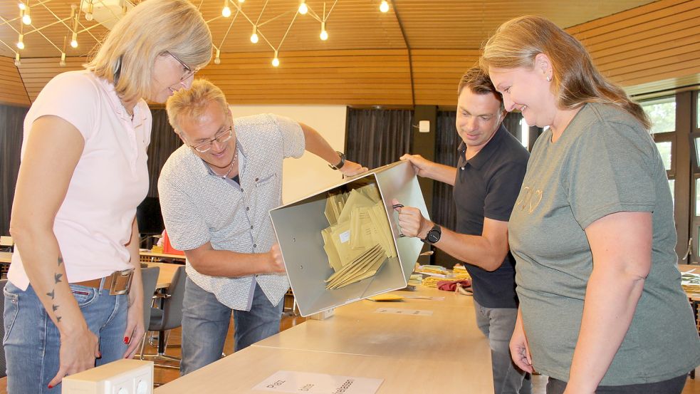 Ab 14 Uhr wurden im Auricher Ratssaal von einem der drei Briefwahlteams die Urnen ausgekippt und die Vorbereitung zur Auszählung begann. Foto: Karin Böhmer