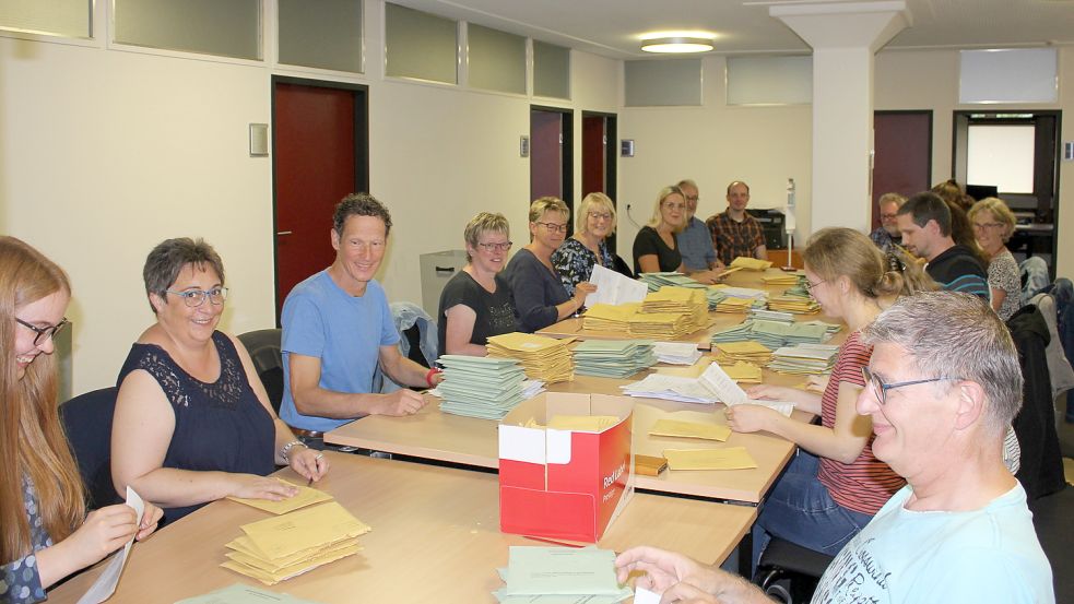 Das dritte Team sitzt im Flur unter der Bürgermeisteretage und bereitet die Stimmauszählung vor. Foto: Karin Böhmer