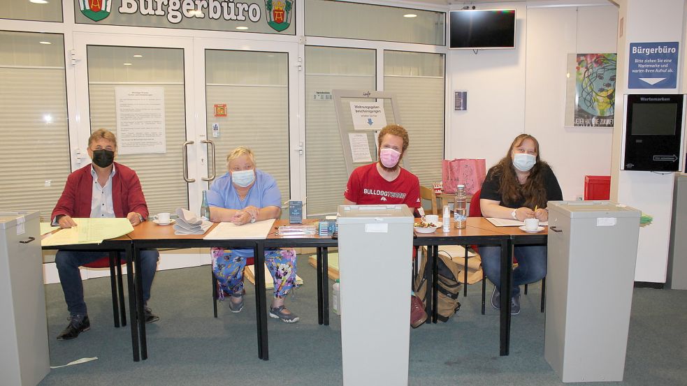 Während im Rathaus von 60 Personen die Briefwahlauszählung vorbereitet wird, kann man im Bürgerbüro bis 18 Uhr noch im Wahllokal wählen. Foto: Karin Böhmer