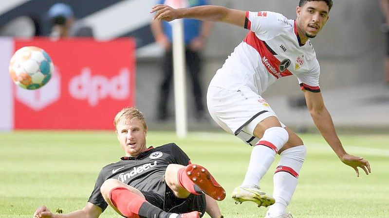 Frankfurts Martin Hinteregger (l) und Stuttgarts Omar Marmoush kämpfen um den Ball. Foto: Arne Dedert/dpa