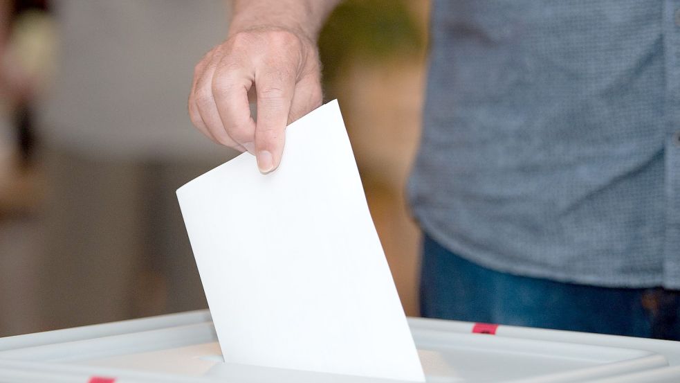 Ein Wähler wirft in einem Wahllokal seinen Stimmzettel in die Wahlurne. Heute wird es für die Kandidaten der lokalen Parlamente spannend. Symbolfoto: DPA
