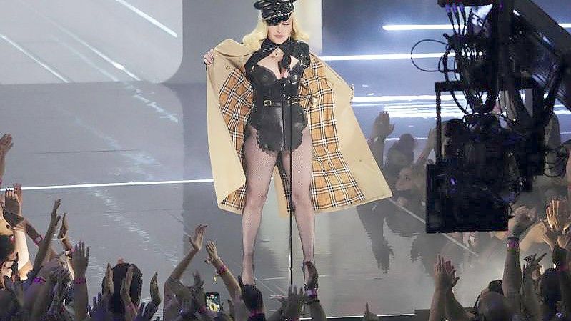 Madonna erscheint bei den MTV Video Music Awards im Barclays Center. Foto: Charles Sykes/Invision via AP/dpa