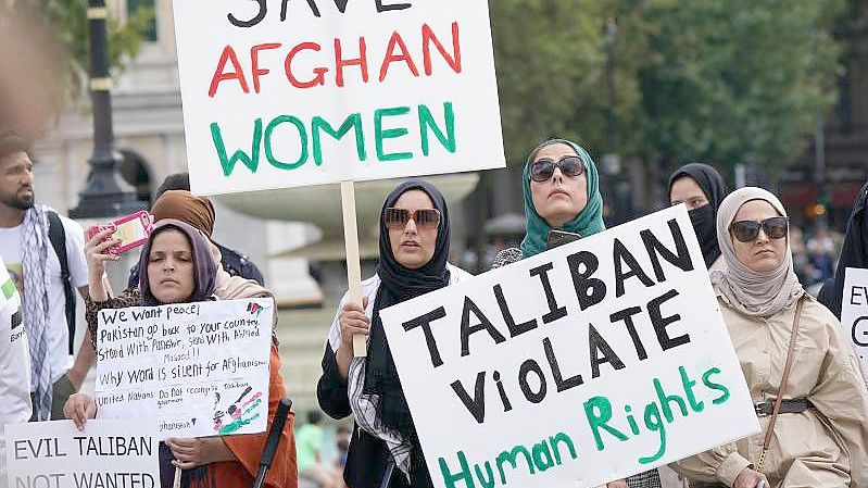 Frauen demonstrieren auf dem Trafalgar Square in London für Frauenrechte in Afghanistan. Foto: Yui Mok/PA Wire/dpa